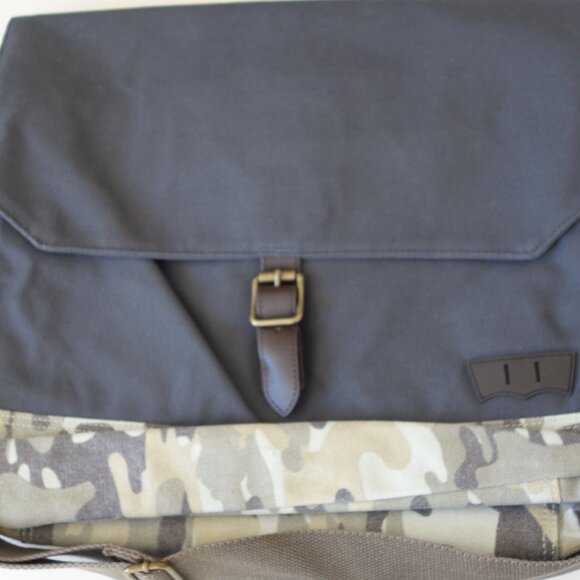 LEVI'S SUTHERLAND MESSENGERS 16MB 4C DARK GREY/CAMO Bag 3071CO7 $100